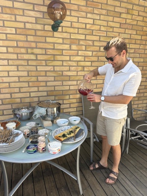 Midsommarstång och sommarlandskap